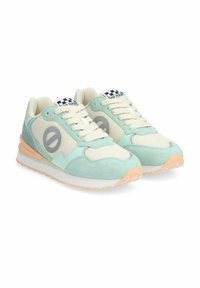 Sneaker verde menta e crema con materiali in suede e rete, caratterizzate da un logo circolare, design con lacci e suola in gomma testurizzata.