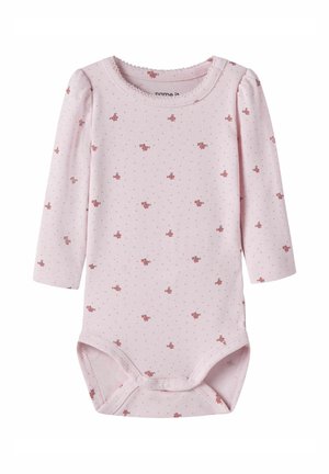 Jasnoróżowe body niemowlęce z długim rękawem, z małymi czerwonymi kwiatowymi nadrukami i zatrzaskami na dole dla łatwej zmiany pieluchy.