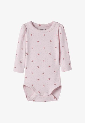 Body bébé à manches longues rose clair avec petits imprimés floraux rouges et boutons-pression en bas pour un change facile.