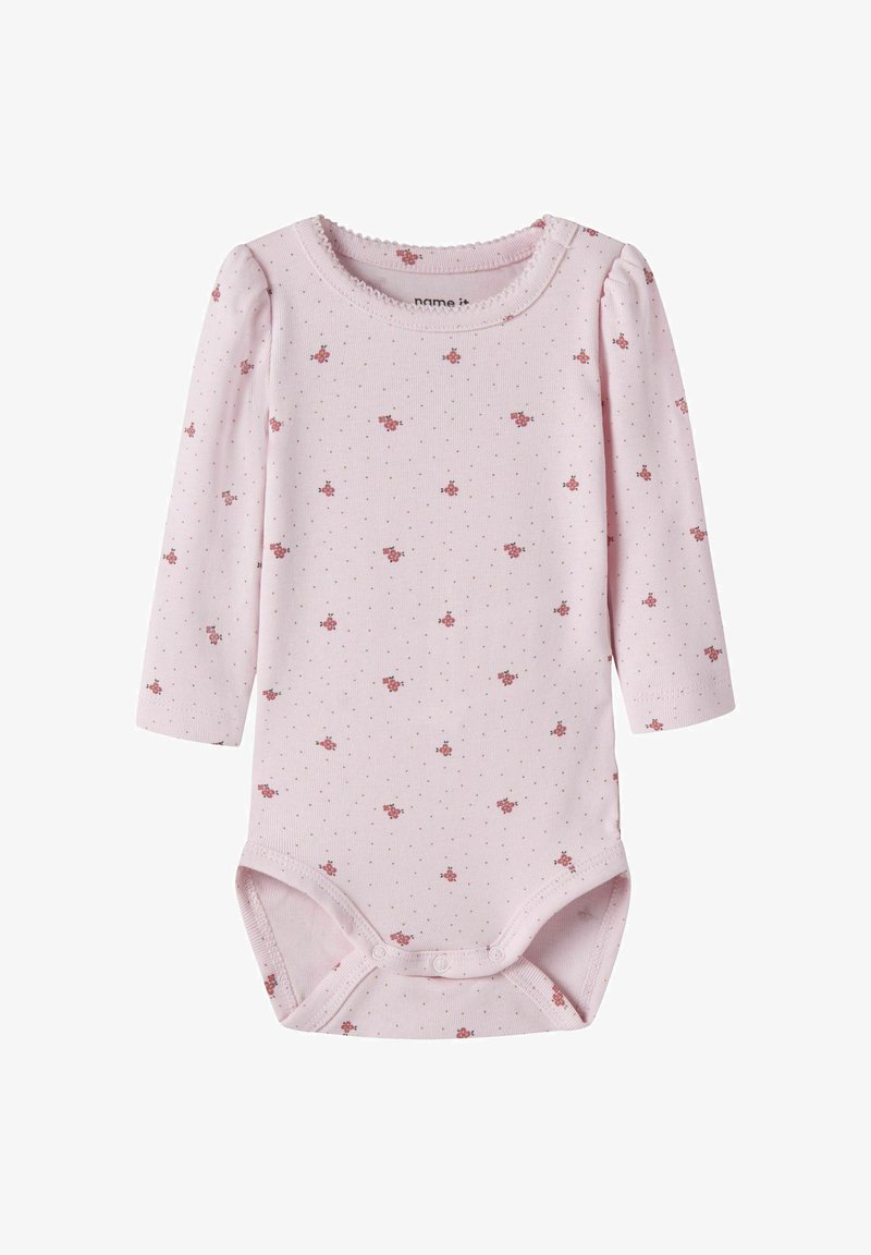 Body bébé à manches longues rose clair avec petits imprimés floraux rouges et boutons-pression en bas pour un change facile.
