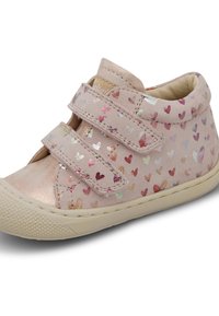 Lichtroze leren schoen met hartpatronen in verschillende kleuren. Voorzien van twee klittenbandsluitingen en een gestructureerde rubberen zool. Ronde neusontwerp.