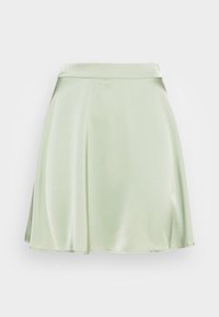 Ljusgrön satin A-linjeformad kjol med en slät textur och ett brett midjeband, visad mot en ren vit bakgrund.