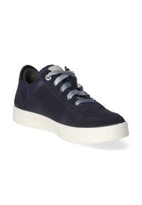 Zapatillas de ante azul marino con suela de goma blanca, punta redondeada y cierre de cordones plano con cordones gris claro y costuras de acento.