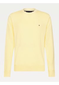 Gul strikket sweater med lange ærmer, rund halsudskæring og lille logoaccent på venstre bryst. Glat tekstur, standard pasform.