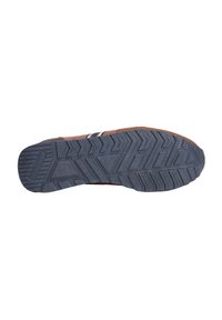 Suola di sneaker marrone con una presa in gomma blu texturizzata, caratterizzata da un motivo a zigzag e accentuazioni laterali definite. Materiale resistente per una buona aderenza.