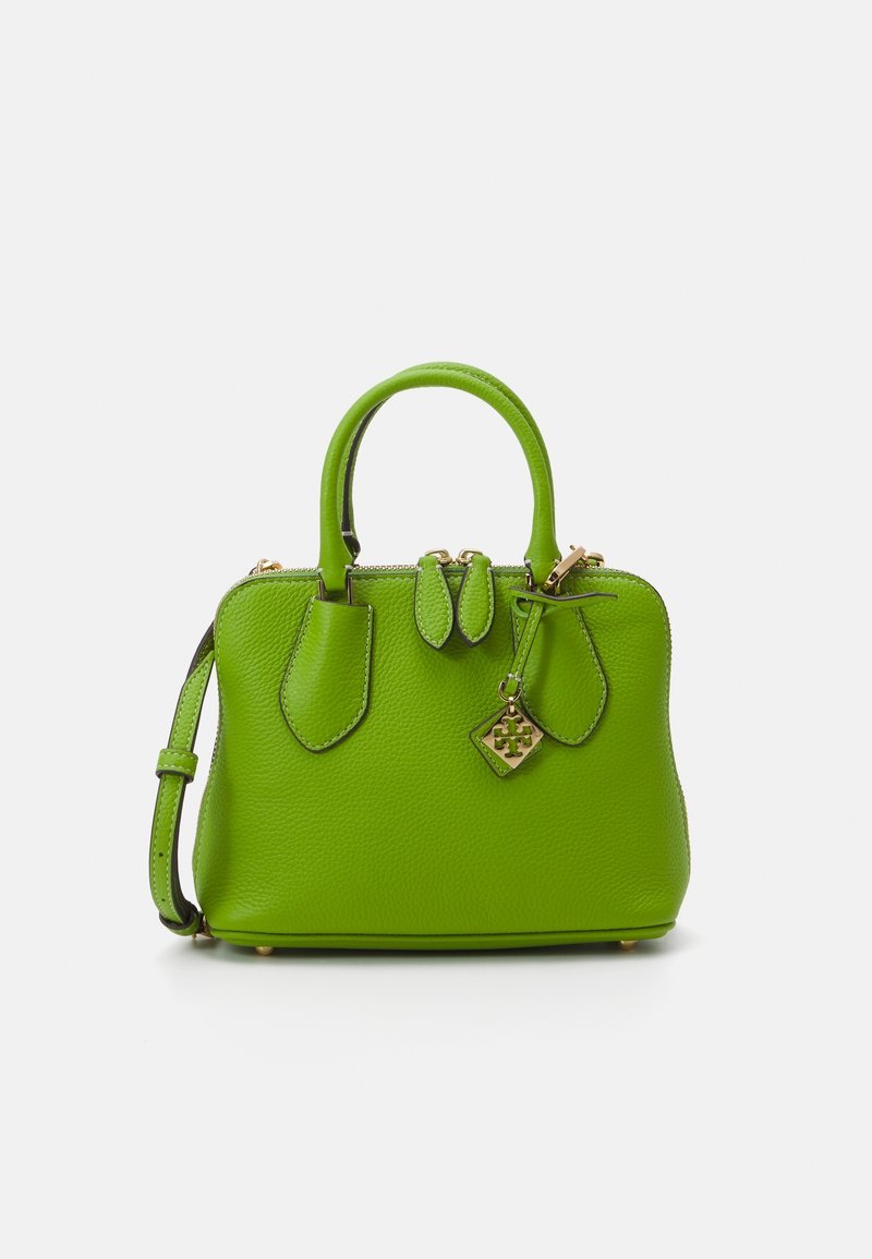 Zielona skórzana torebka z zaokrąglonymi uchwytami, złotymi okuciami i dwiema zewnętrznymi kieszeniami. Posiada odpinany pasek na ramię i usztywniony kształt.