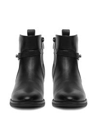 Czarne skórzane botki za kostkę o gładkiej fakturze, eleganckim designie, regulowanym pasku bocznym i małej pętelce u góry.