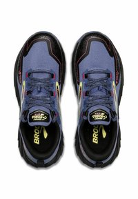 Siniseid võrgusilma spordijalanõusid mustade kummitaldadega, roosa aktsentidega ja kollase brändingu detailidega, mis on mõeldud stabiilsuse ja haarde tagamiseks.