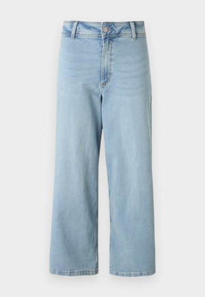 Hellblaue Jeans mit hoher Taille und weitem Bein mit Knopf- und Reißverschluss, Vordertaschen und Gürtelschlaufen vor weißem Hintergrund.