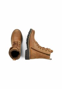 Braune Schnürstiefel mit einer strukturierten Lederaußenfläche, einem Kunstfellfutter und einer stabilen schwarzen Gummisohle. Sie verfügen über einen seitlichen Reißverschluss und dekorative Nähte.