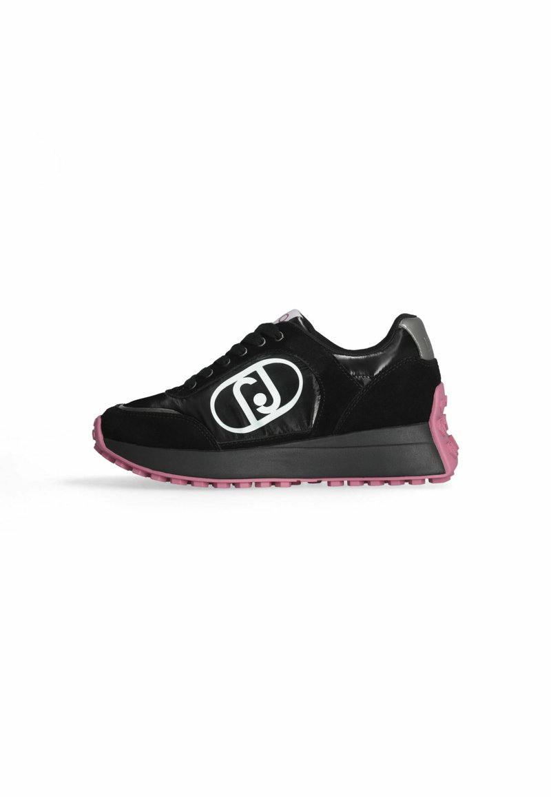 Czarny sneaker z białym logo na boku, różową podeszwą, czarną warstwą pośrednią, niskim krojem i wiązaniem na sznurówki.