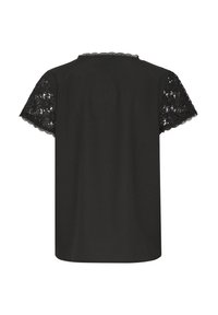 Schwarzes Oberteil mit kurzen Ärmeln aus glattem Stoff. Die Ärmel haben einen schwarzen Spitzenbesatz. Einfaches Design, klassische Silhouette und ohne Muster.