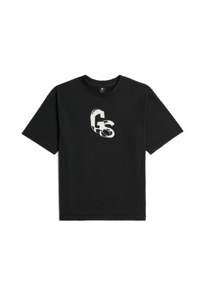 Schwarzes T-Shirt mit kurzen Ärmeln, rundem Ausschnitt und weißen verzerrten Buchstaben "GS", die mittig vorne gedruckt sind.