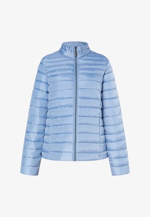 Lyseblå, fyldig jakke med ståkrave, horisontalt quiltet mønster og lynlås foran. Fremstillet af glat, skinnende stof.