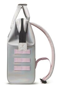 Zilveren metallic rugzak met een gestructureerde vorm, voorzien van een zwarte rits, roze accenten en drie verticale elastische banden. Inclusief verstelbare schouderband.