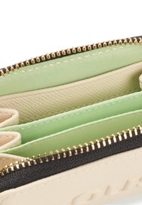 Cartera con cremallera y múltiples compartimentos en materiales texturizados de beige, verde pastel y gris oscuro. Incluye detalles en hardware dorado.
