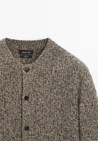 Grau gestrickte Wolle cardigan mit einer strukturierten Maschenart, runder Ausschnitt, schwarze Knöpfe und einem Etikett mit "Massimo Dutti" auf der Innenseite.