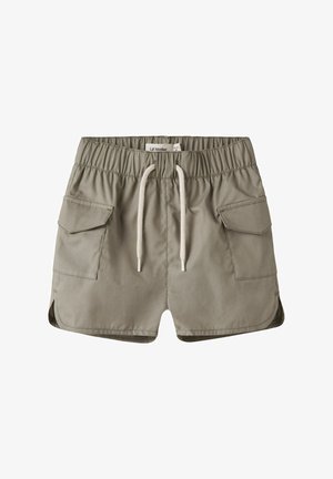Børne khaki cargoshorts med elastisk talje, hvid snøre, klaplommer i siderne og detaljer med buet kant.