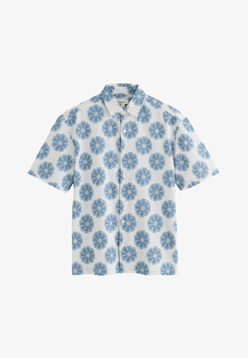 Chemise blanche à manches courtes avec boutons, motifs floraux bleus uniformément répartis sur le tissu, avec col et fines rayures verticales.
