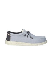 Scarpa in tela di un blu chiaro con accenti blu scuro, punta rotonda, lacci neri e suola in gomma testurizzata con macchie.