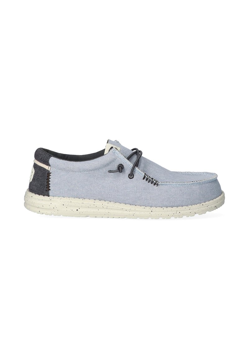 Scarpa in tela di un blu chiaro con accenti blu scuro, punta rotonda, lacci neri e suola in gomma testurizzata con macchie.