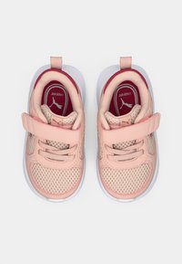 Šviesiai rožiniai vaikų sportbačiai su tinklinėmis šoninėmis dalimis, lipduko dirželiu ir raišteliais. Balta gumine padais ir kontrastinga raudona vidine danga.
