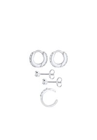 Conjunto de tres pendientes: dos pendientes de aro de plata con pequeños acentos de cristal, un par de pendientes de botón de plata y un sencillo pendiente de tipo cuff de plata.