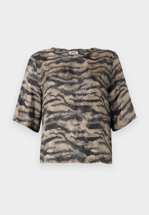 Krátký rukáv, cropped top s ribovanou texturou v béžovém a černém vzoru tygřích pruhů. Má kulatý výstřih a uvolněný střih.