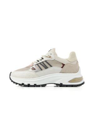 Beige-weißer Sneaker mit Mesh- und Wildlederdetails, schwarzen Streifen an der Seite, dicker weißer Sohle und schwarzer Profilsohle für Traktion.