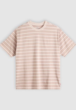 Ριγέ κοντομάνικη μπλούζα με οριζόντιες ρίγες σε απαλό ροζ και κρεμ χρώμα, με στρογγυλή λαιμόκοψη, απλωμένη σε επίπεδη θέση πάνω σε ανοιχτό γκρι φόντο.