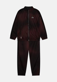 Survêtement pour homme en dégradé rouge foncé avec des accents noirs. Comprend une veste zippée, deux poches latérales et des poignets et une taille élastiques.