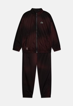 Survêtement pour homme en dégradé rouge foncé avec des accents noirs. Comprend une veste zippée, deux poches latérales et des poignets et une taille élastiques.