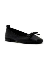 Bailarinas de cuero negro con punta redondeada, que cuentan con un pequeño detalle de lazo en la parte delantera y un tacón rectángulo bajo. Textura suave.
