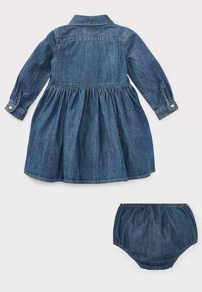 Vestuário em denim com mangas longas, gola, cintura franzida e saia volumosa. Inclui calções de bloomer em denim à condizer.