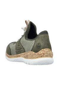 Sneaker verde caratterizzata da una combinazione di suede liscio e perforato, suola in sughero testurizzato, midsole bianchi e un pull tab beige sul tallone.