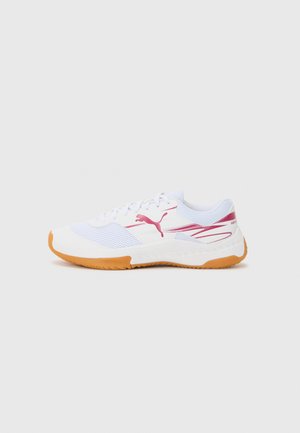 Weiße Sportschuhe mit pinken Akzenten, Obermaterial aus Netzgewebe, Gummisohle, gepolstertem Kragen und strukturierten Details an der Seite und Zehenbereich.