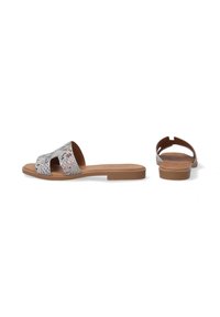 Åbne sandaler med en brun sål og teksturerede slangeskindsremme. Designet har en flad hæl og en krydsremstil.