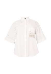 Witte korte mouwen shirt met een knoopsluiting aan de voorkant, met een decoratieve zak met kralenaccenten en borduurwerk op de schouders.