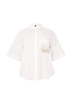 Weißes Kurzarmhemd mit Knopfleiste, das eine dekorative Tasche mit Perlenakzenten und Bestickung an den Schultern aufweist.