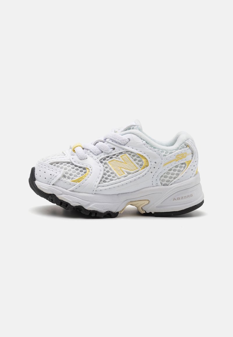 Baskets pour tout-petits blanc et jaune clair avec mesh respirant, logo New Balance, semelle rembourrée avec talon et avant à empreinte noire.
