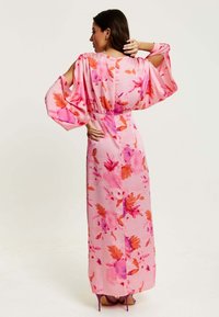 Liquorish FLORAL PRINT WITH SLEEVE SLITS - Maxi dress - pink