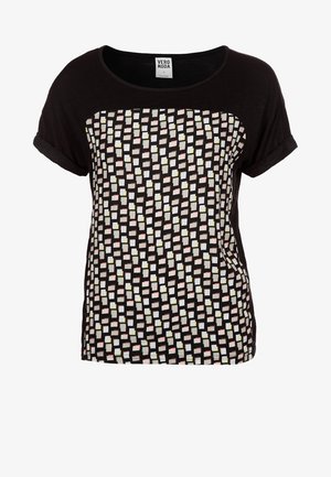 T-shirt nera con maniche corte arrotolate, caratterizzata da un motivo geometrico quadrato colorato sul davanti e una superficie liscia.