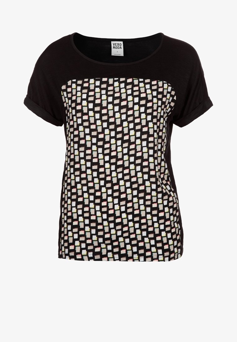 T-shirt noir à manches courtes retroussées, présentant un motif de carrés géométriques colorés sur le devant et une texture lisse.