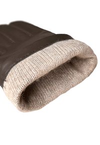 Braunlederhandschuh mit einem gestrickten beigen Bündchen, das eine weiche Textur und ein geripptes Muster aufweist, entworfen für Wärme und Komfort.