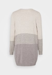 Bežovo-sivé pletené tričko so svetrom, dlhými rukávmi, okrúhlym výstrihom a mäkkou textúrou, s troma odlišnými horizontálnymi pruhmi.