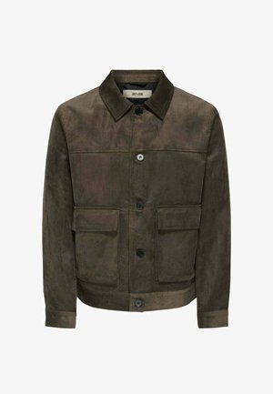 Giacca in corduroy marrone con colletto, chiusura frontale con bottoni e due tasche a pattina. Presenta una finitura texturizzata e dettagli a coste all'orlo e ai polsini.