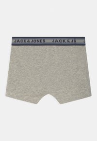 Grå bomullboxershorts med syntetisk midje som har teksten "JACK & JONES" i marinblå og lyseblå striper.