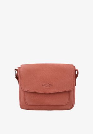 Malá obdélníková růžová semišová crossbody taška s klopou a vyraženým logem "Gusti Leder studio" na přední straně.
