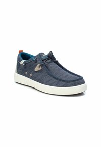 Zapato textil marine con suela blanca, forro azul en contraste y detalles decorativos. Cuenta con cordones elásticos y una puntera lisa.