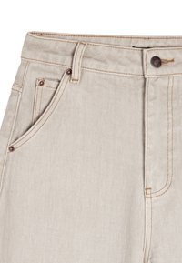 Beżowe dżinsy z wysokim stanem, z mosiężnymi nitami, kontrastowym przeszyciem i detalem kieszeni z przodu.